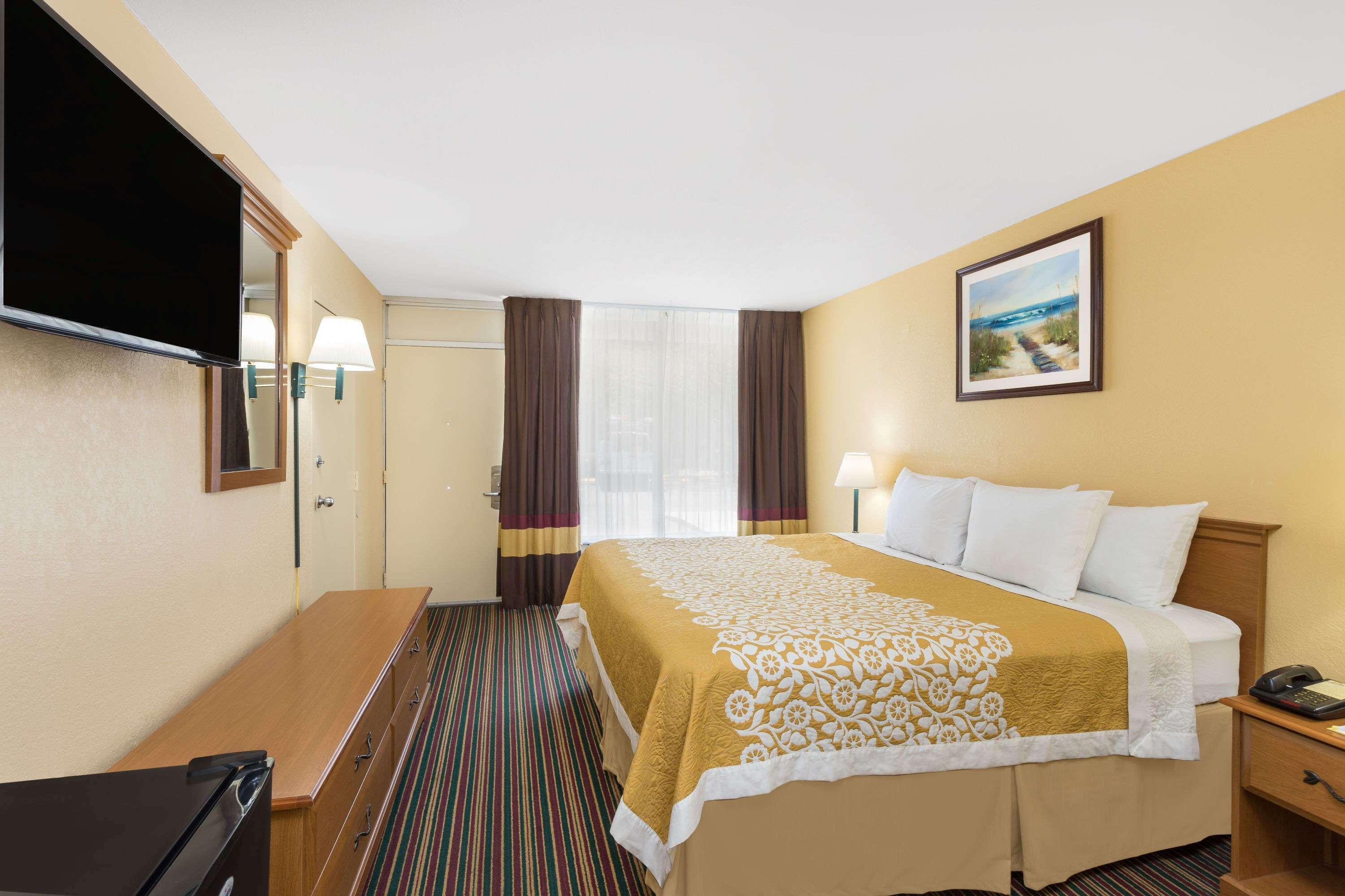 Days Inn By Wyndham Mt Pleasant-Charleston-Patriots Point Exterior photo