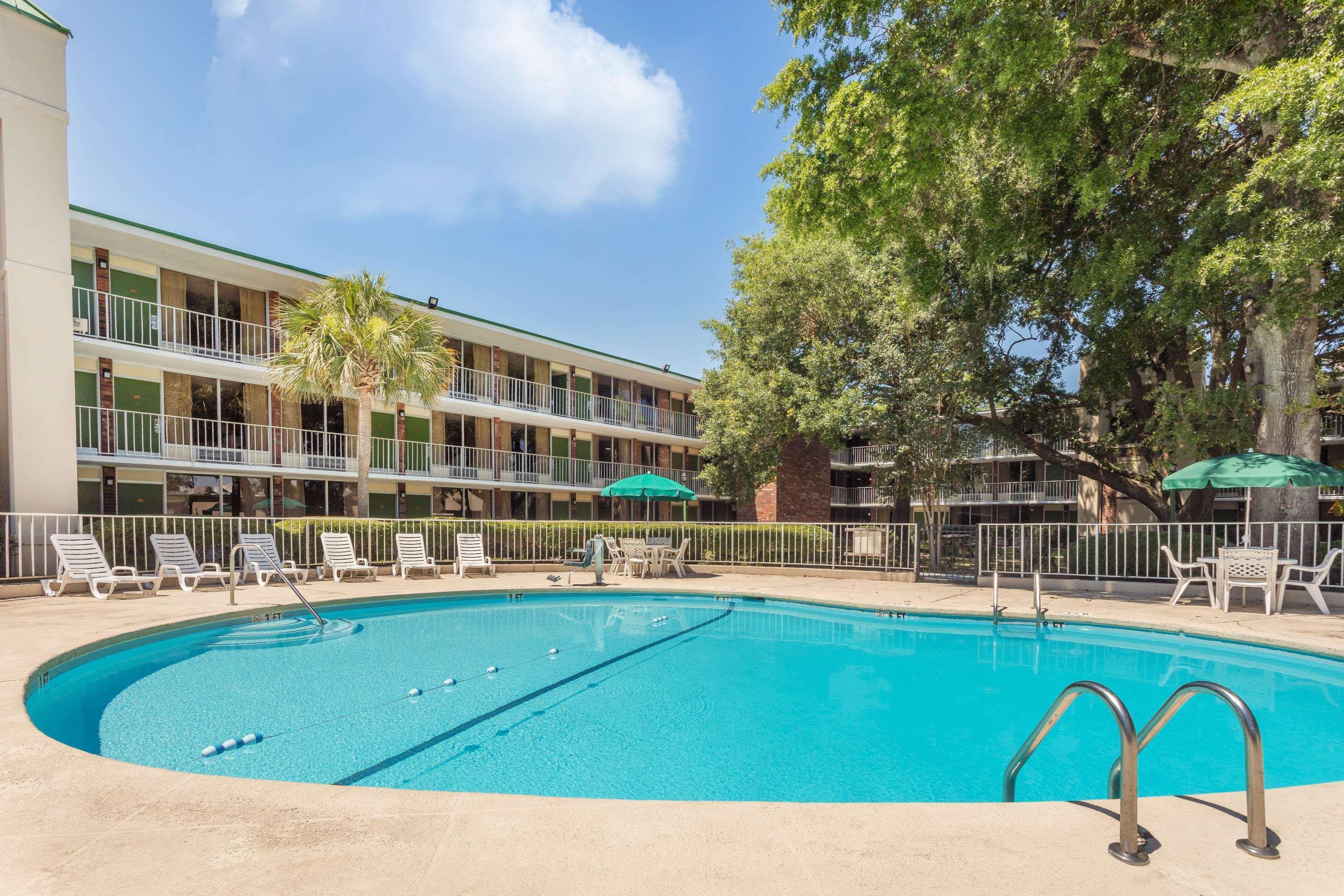 Days Inn By Wyndham Mt Pleasant-Charleston-Patriots Point Exterior photo