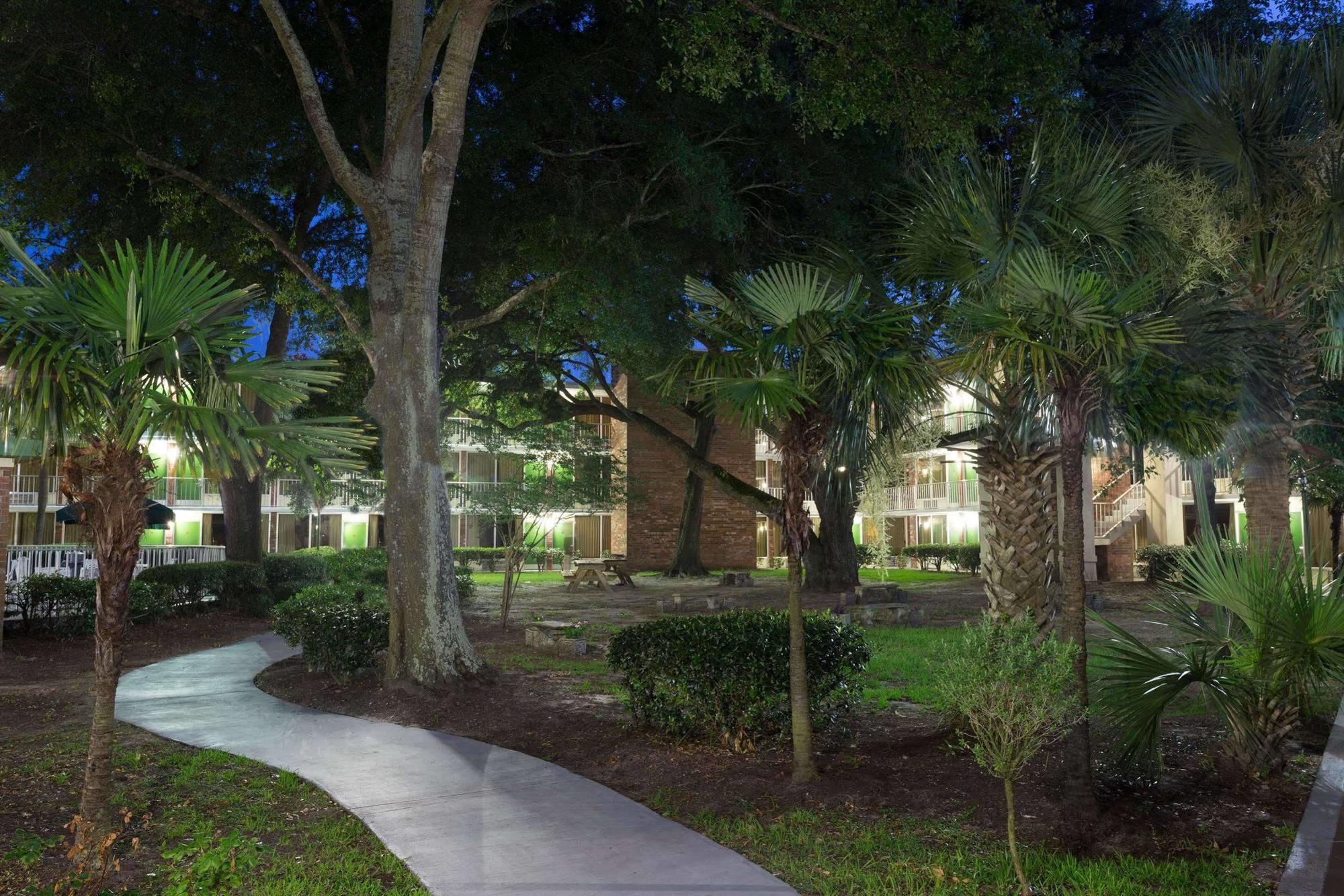 Days Inn By Wyndham Mt Pleasant-Charleston-Patriots Point Exterior photo